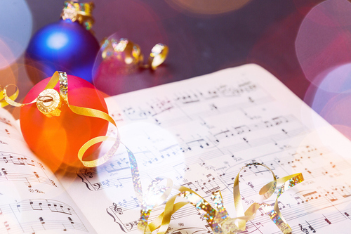 Liederbuch und Weihnachtsdekoration