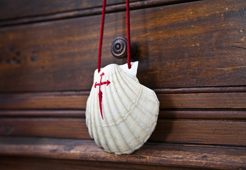 Jakobsmuschel mit Kreuz, Souvenir Jakobsweg Santiago de Compostela, Galizien, Spanien